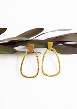 Load image into Gallery viewer, Hammered Oval Earrings Gold